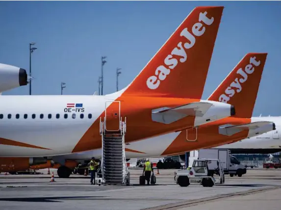  ?? (AFP) ?? EasyJet is reducing the size of its compliment­ary cabin baggage allowance