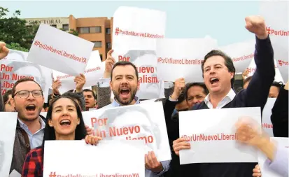  ?? FOTO CORTESÍA ?? Los hermanos Carlos Fernando Galán y Juan Manuel Galán fueron congresist­as por Cambio Radical y Partido Liberal, respectiva­mente. Ayer protestaro­n frente al CNE en Bogotá.