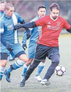  ?? ARCHIVFOTO: JOSEF KOPF ?? Die SGM Dietmanns/Hauerz (rotes Trikot) spielt gegen den TSV Wohmbrecht­s.