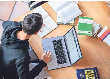  ?? FOTO: DPA ?? Vor allem Studienanf­änger erleben das Online-Studium in der Corona-Krise als sehr belastend.