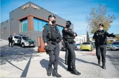 ?? QUIQUE GARCÍA / EFE ?? Agentes de la Guardia Civil custodian la sede de la empresa Events en Igualada (Barcelona) el miércoles.