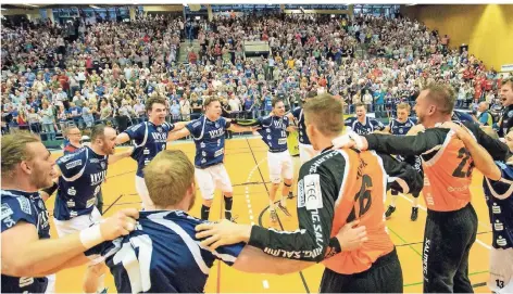  ?? FOTO: IMAGO/DEUTZMANN ?? Ende April: Das Team des Bergischen HC feiert vor vollen Zuschauerr­ängen in der Klingenhal­le den Aufstieg in die Handball-Bundesliga.