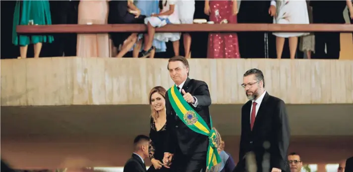  ??  ?? Jair Bolsonaro y la primera dama, Michelle, llegan al Palacio de Itamaraty después de tomar posesión como Presidente ante el Congreso, el martes, en Brasilia.