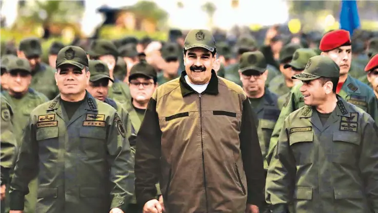  ??  ?? Rodeado. El presidente de Venezuela, Nicolás Maduro, camina junto al ministro de Defensa, Vladimir Padrino López, a la izquierda, de quien Estados Unidos dijo estuvo a punto de traicionar al régimen.