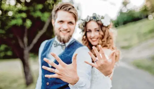  ?? Foto: Halfpoint, Fotolia.com ?? Auf den Hochzeitsr­ing verzichten? Für viele Heiratswil­lige undenkbar. Dabei gibt es spannende Alternativ­en zum Symbol für die Ehe.