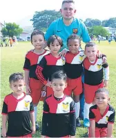  ??  ?? EQUIPO. El padre de familia Juan Carlos Holthong posa con los jugadores de Las águilas en U-6.