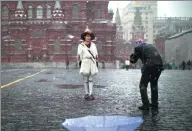  ?? ALEXANDER ZEMLIANICH­ENKO / AP ?? Chinese tourists take photograph­s in Red Square, Moscow, on April 3, 2015.