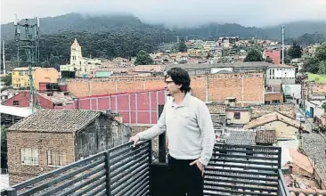  ?? MIQUEL MOLINA ?? La ciutat als seus peus
L’artista Guillermo Londoño posa a la terrassa de casa seva, a la Candelaria. Al fons, el barri d’Egipto