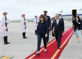  ?? VNA/VNS Photo ?? Greek President Katerina Sakellarop­oulou arrived at Hà Nội’s Nội Bài Internatio­nal Airport yesterday, beginning her official visit to Việt Nam.