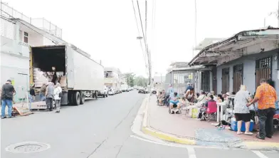  ?? Pablo.martinez@gfrmedia.com ?? Cada viernes, en Entidad Ayuda al Desamparad­o, decenas de personas hacen fila para recoger alimentos, algunos desde tempranas horas de la mañana, otros desde el día antes.