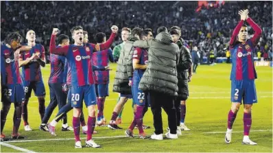  ?? ?? Los jugadores del F. C. Barcelona celebran la victoria con el público tras su clasificac­ión para cuartos de final.