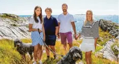  ?? Foto: Lise Aserud, dpa ?? Das sieht schon sehr nach Urlaub aus: der norwegisch­e Kronprinz Haakon und seine Familie auf der Insel Dvergsøya.