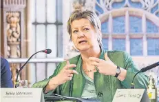  ?? RP-FOTO: REICHWEIN ?? NRW-Schulminis­terin Sylvia Löhrmann war gestern beim Rathausges­präch in Duisburg zu Gast.