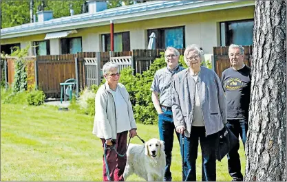  ?? FOTO: MIRA STRANDBERG ?? ENGAGERADE. Disponent Ragni Lehtinen och volontärer­na Sven Björkman, Disa Flythström och Krister Wasström jobbar för att äldre ska kunna bo bra på Malmgården i Ingå.