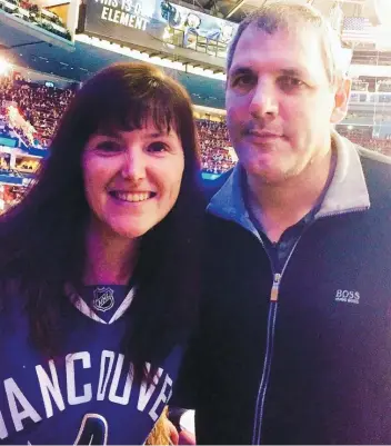  ??  ?? Gino Odjick se porte beaucoup mieux depuis quelque temps. Il a d’ailleurs assisté à quelques matchs des Canucks lors de la dernière année.