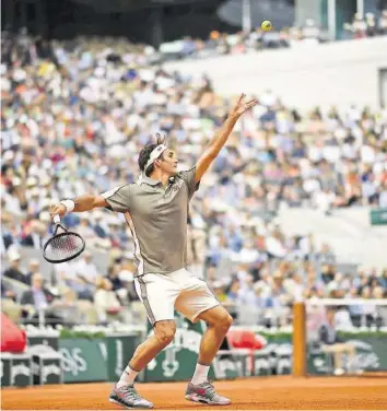  ?? AFP ?? Das Pariser Publikum musste lange auf Roger Federer warten – und wurde nicht enttäuscht.