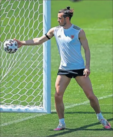  ??  ?? Gareth Bale, en un entrenamie­nto de Gales en Bakú.