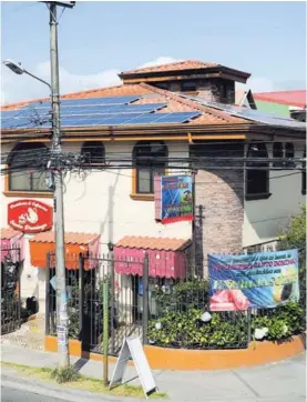  ?? JEFFREY ZAMORA ?? Alejandro Solís, dueño de la Pastelería y Cafetería Fina Santo Domingo, puso este año paneles solares para bajar el recibo de luz.