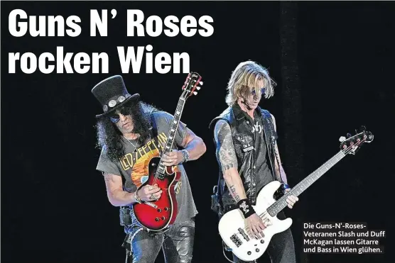  ??  ?? Die Guns-N'-RosesVeter­anen Slash und Duff McKagan lassen Gitarre und Bass in Wien glühen.