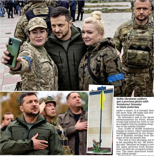  ?? ?? Emotional: Mr Zelensky as the Ukrainian flag, inset, is raised in the recaptured town
Selfie: Ukrainian soldiers get a precious photo with Volodymyr Zelensky in Izium yesterday