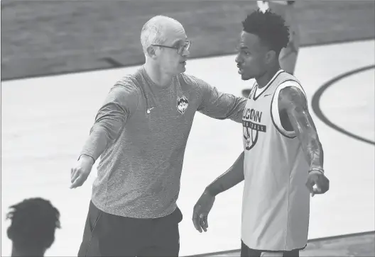  ?? CLOE POISSON | CPOISSON@COURANT.COM ?? First-year UConn coach Dan Hurley instructs guard Tarin Smith at practice. Hurley says he expects his players to “not take coaching personally, but take it seriously.”