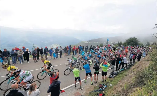  ??  ?? RAMPAS ASTURIANAS. El pelotón, comandado por el Jumbo de Roglic y seguido del Movistar de Valverde, subió por los asturianos San Lorenzo, Cobertoria y acabó en la inédita Cubilla.