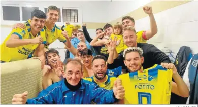  ?? CÁDIZ CF VIRGILI ?? Los jugadores del Virgili celebran la victoria en el vestuario.