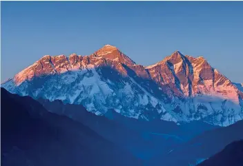  ??  ?? Cidessus, l’Everest (à gauche) et le Lhotse (à droite), respec vement premier et quatrième sommets du globe, ici vus depuis Kongde. En haut, la gompa de Thame, village « oublié » des trekkeurs, à la conclusion de la haute route.