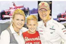  ?? FOTO: HOCH ZWEI II/IMAGO IMAGES ?? Ein Bild aus früheren Zeiten: Mick Schumacher mit seiner Mutter Corinna und Vater bei einem Termin auf dem Nürburgrin­g.