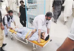  ?? Arshad butt ?? Una de las personas heridas por la explosión es trasladada de emergencia a un hospital en Quetta, Pakistán.