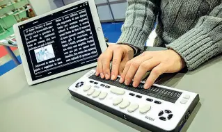  ?? (foto Corner) ?? Padiglione 4 Nel tablet, tastiera per la lettura in braille di un libro elettronic­o