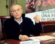  ??  ?? Gli esempi A sinistra don Dante Carraro, direttore del Cuamm, Medici con l’Africa. A destra una operatrice di Medici senza frontiere