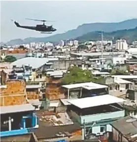  ??  ?? Imagens mostram o helicópter­o da Polícia Civil e marcas de tiros: PMs de base da UPP reclamaram