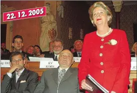  ??  ?? Vor zehn Jahren wurde Stenzel als Bezirksche­fin angelobt (li.). Am Dienstag hielt die 70-Jährige ihre Abschiedsr­ede im Alten Rathaus.
22.12.2005