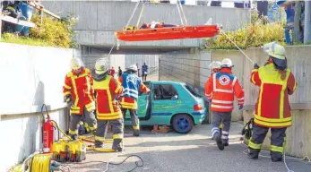  ?? FOTO: MARKUS LEHMANN ?? Beengte Situation in der Unterführu­ng: Die zwei Verletzten bei der Hauptübung mussten per Schleifkor­btrage und Drehleiter gerettet werden.