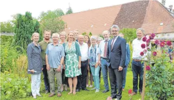  ?? FOTO: THG ?? Alfred Bauernfein­d vom Nabu Sigmaringe­n (Dritter von links) und Anna Pröbstle (im grünen Kleid) nehmen im Inzigkofer Kräutergar­ten den Umweltprei­s der Sparkassen­stiftung entgegen, der mit 2500 Euro dotiert ist. Zur Preisverle­ihung erscheint die ganze...