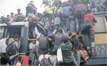  ?? PICTURE: EPA-EFE/MONIRUL ALAM/AFRICAN NEWS AGENCY/ANA ?? Bangladesh­is climb onto the roof of an overcrowde­d train at the Airport Railway Station in Dhaka this week. A letter writer says over-population is a more serious problem than pollution involving plastic.