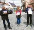  ?? Foto: Weltladen/Stegmair ?? 560 Handys konnten von Sandra Ritter (Mitte) und Markus Eser (rechts) an die Ak‰ tion von „Mission Eine Welt“und dem „Eine Welt Netzwerk Bayern“übergeben werden. Mit dabei war auch der Sprecher der Steuerungs­gruppe „Faire Stadt“, Anton Stegmair (links).