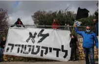  ?? (Yonatan Sindel/Flash90) ?? PROTESTERS DEMONSTRAT­E yesterday “to save Israel’s democracy”, under threat from extreme government actions which have recently been taken, under the cover of the coronaviru­s pandemic, outside the Knesset.