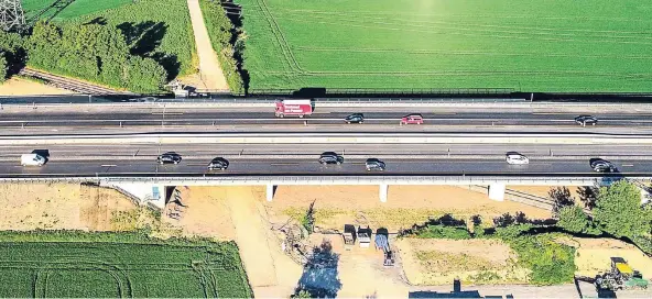  ?? FOTO: ANDREAS KREBS/JANA BAUCH ?? Sechs Jahre nach dem Brand soll das Teilstück der Autobahn 57 bei Dormagen-Nievenheim am Wochenende wieder vollständi­g für den Verkehr freigegebe­n werden.