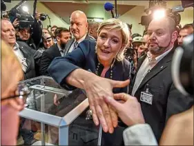  ??  ?? Seule candidate à sa réélection, Marine Le Pen reste la présidente du FN.