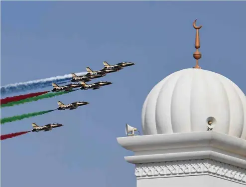  ??  ?? Top: UAE Airforce aerobatic team, AlFursan, performs stunts at the Dubai Airshow