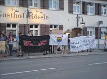  ?? FOTO: PRIVAT ?? Mit Plakaten stellten die Demonstran­ten klar, was sie von der AfD halten.