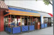  ?? LAUREN HALLIGAN — LHALLIGAN@DIGITALFIR­STMEDIA.COM ?? Broadway restaurant Circus Café is closing on Friday after 14 years in business.