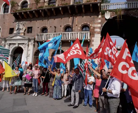  ?? (Sartori) ?? In piazza Il sit in dei sindacati davanti agli uffici della Prefettura. Alla protesta hanno partecipat­o tutte le sigle del comparto