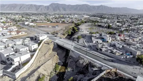  ??  ?? Trayectori­a. En esta vista aérea se puede observar cómo los fraccionam­ientos Portal de Aragón y Fátima quedaron unidos con el nuevo puente construido sobre el arroyo Ceballos; la obra está casi concluida.