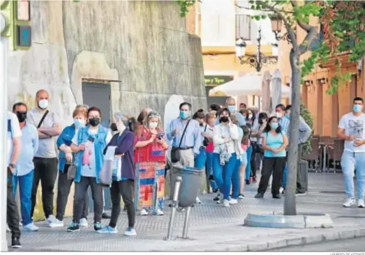  ?? LOURDES DE VICENTE ?? Cola de personas esperando su turno para ser vacunados en el Palacio de Congresos de Cádiz.