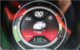  ?? FOTO: TOR MJAALAND ?? Berøringss­kjerm kan du se langt etter i Fiat 500e. Her er det ei rund klokke som gir all info.