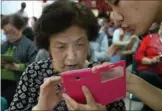  ?? WANG ZHUANGFEI / FOR CHINA DAILY ?? A senior woman learns to use her new smartphone at a community center in downtown Beijing.