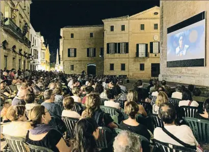  ?? XAVI BROS / FESTIVAL CINE DE MENORCA ?? Imagen de la sesión inaugural del Festival de Cine de Menorca 2017, en la plaza de la catedral de Ciutadella